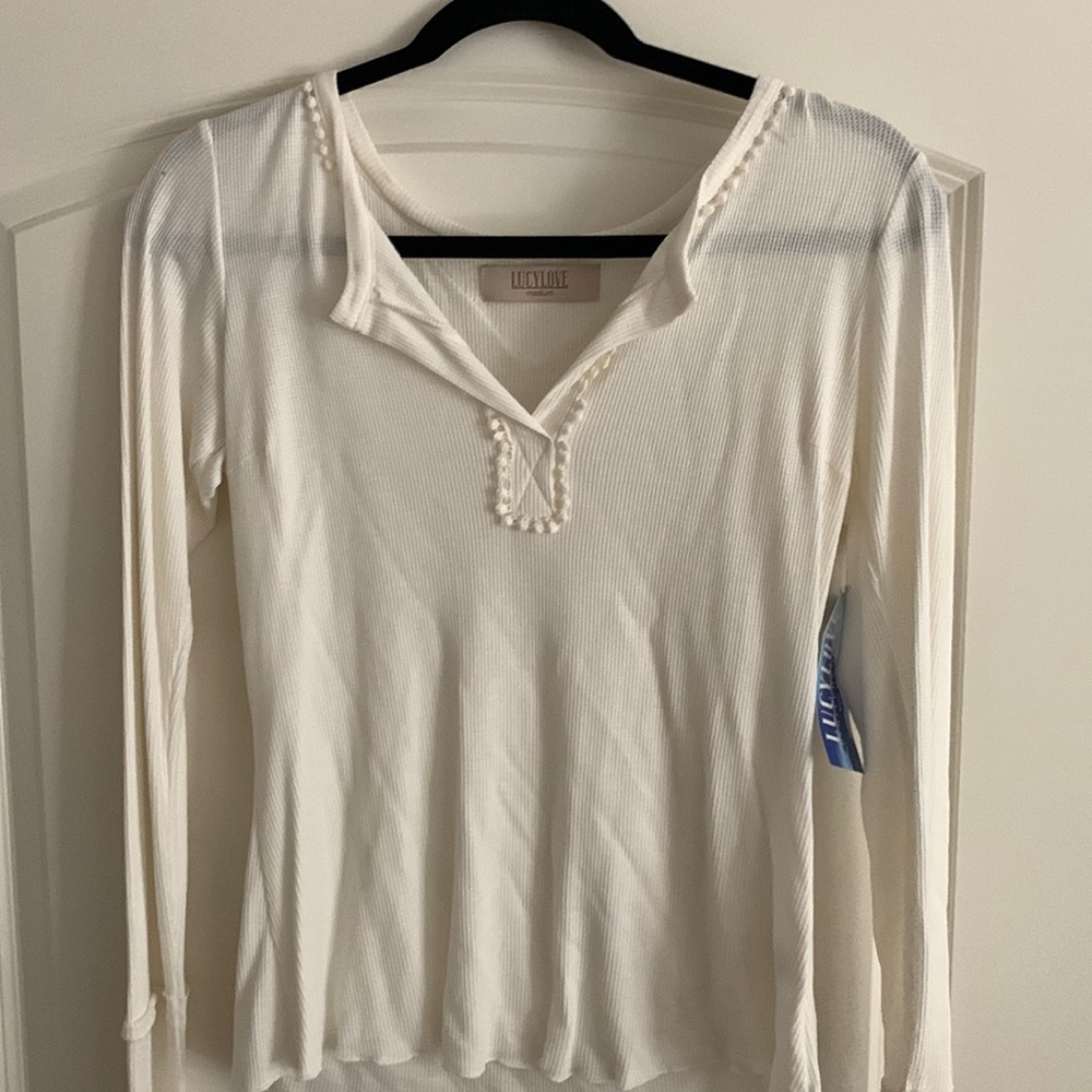 White v neck long sleeve shirt